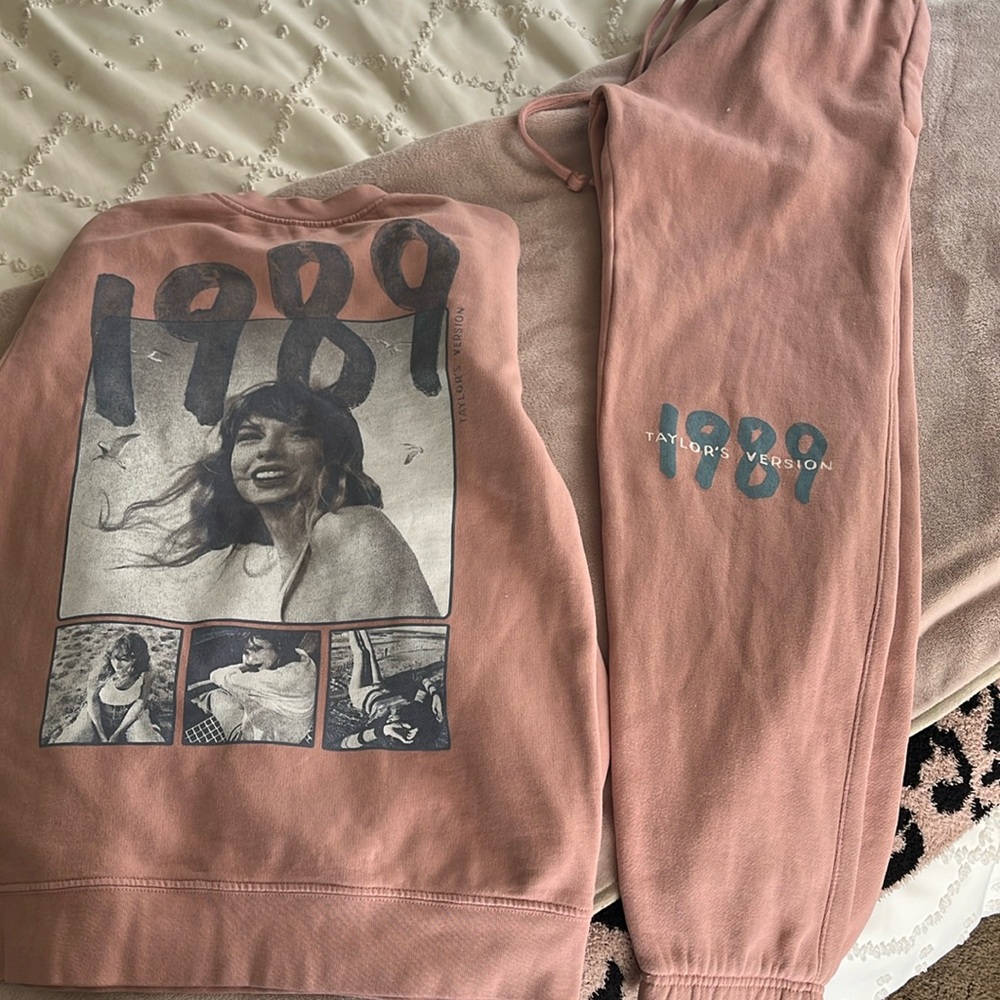 🩷Taylor Swift Sweatpant Outfit🩷